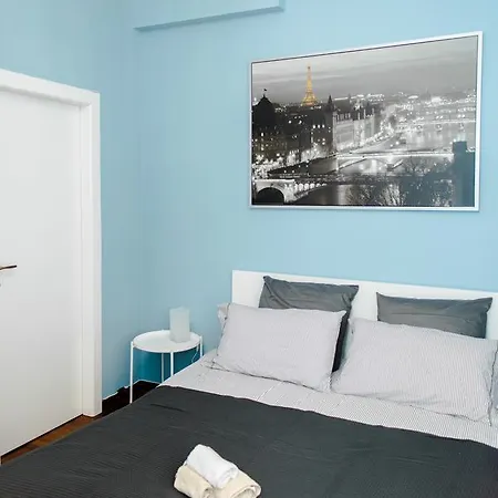 Modern And Stylish Porta Romana Apartment