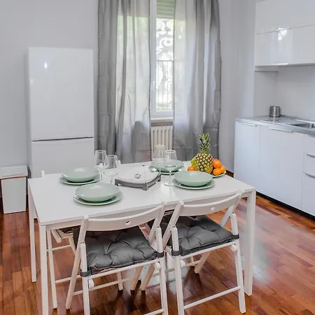 Modern And Stylish Porta Romana Apartment