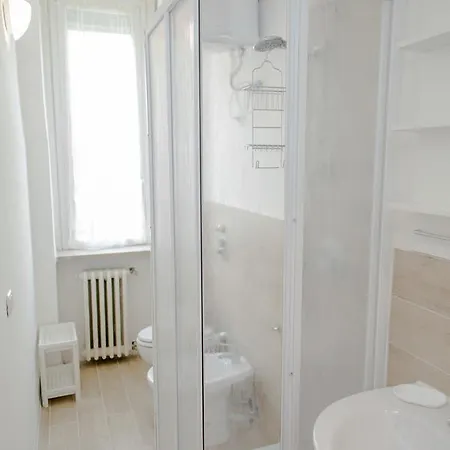 Modern And Stylish Porta Romana Apartment